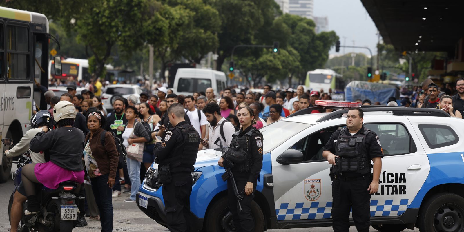 “Lambança político-operacional”: especialistas criticam ação no Rio que deixou 64 mortos