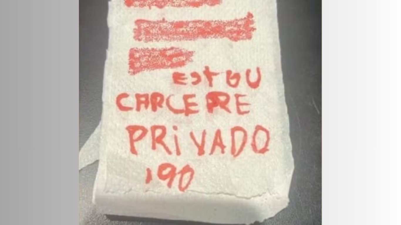 Mulher pede socorro em papel higiênico e é resgatada de cárcere privado em SC