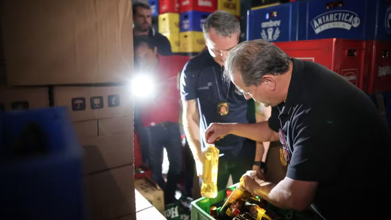 Fiscalização em SP recolhe 128 mil garrafas de vodca suspeitas de metanol