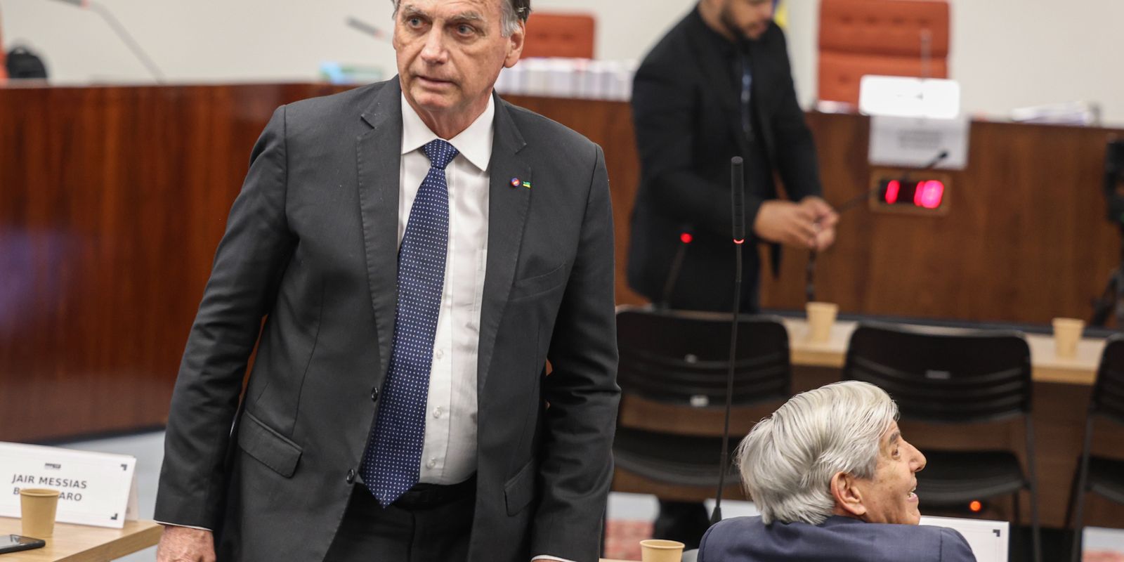 Defesa de Bolsonaro recorre ao STF para revisar condenação por tentativa de golpe