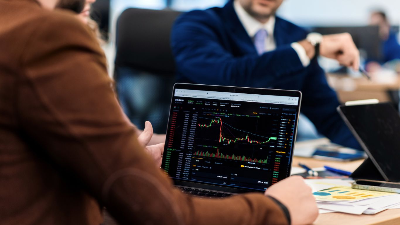 Bolsa bate novo recorde e dólar cai com otimismo sobre corte de juros nos EUA