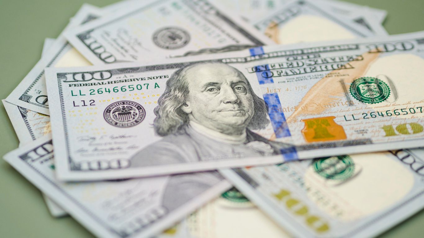 Dólar cai para R$ 5,31 após conversa entre Lula e Trump; Bolsa recua com realização de lucros