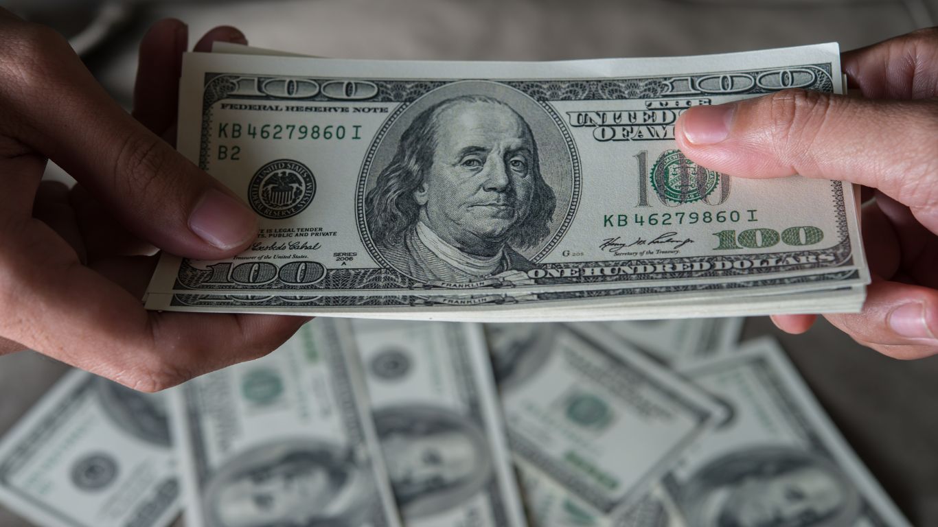 Dólar recua para R$ 5,24 e Bolsa tem pior semana desde 2022