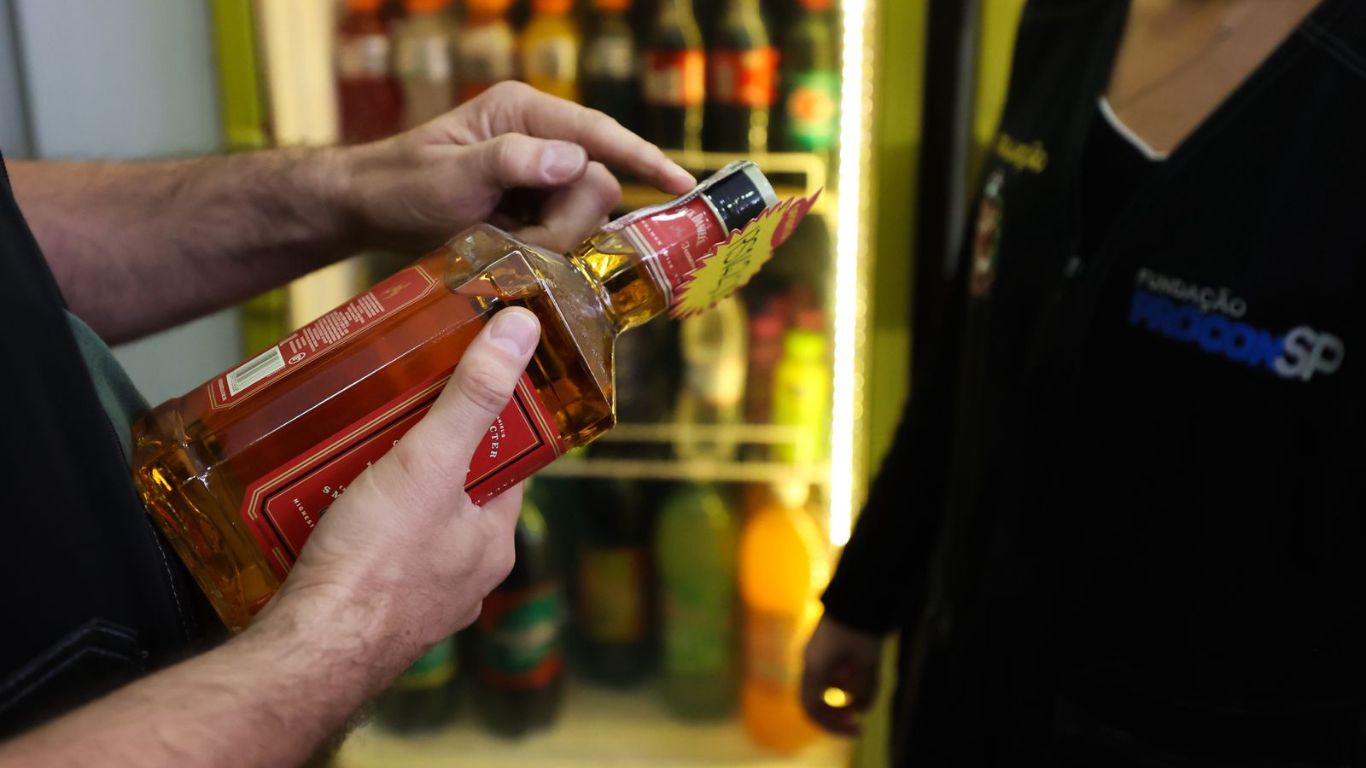 Bares e restaurantes recebem treinamento para identificar bebidas falsificadas