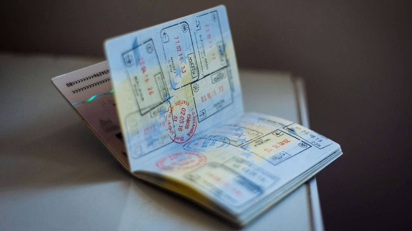 Europa aposenta carimbo no passaporte e adota sistema digital de entrada