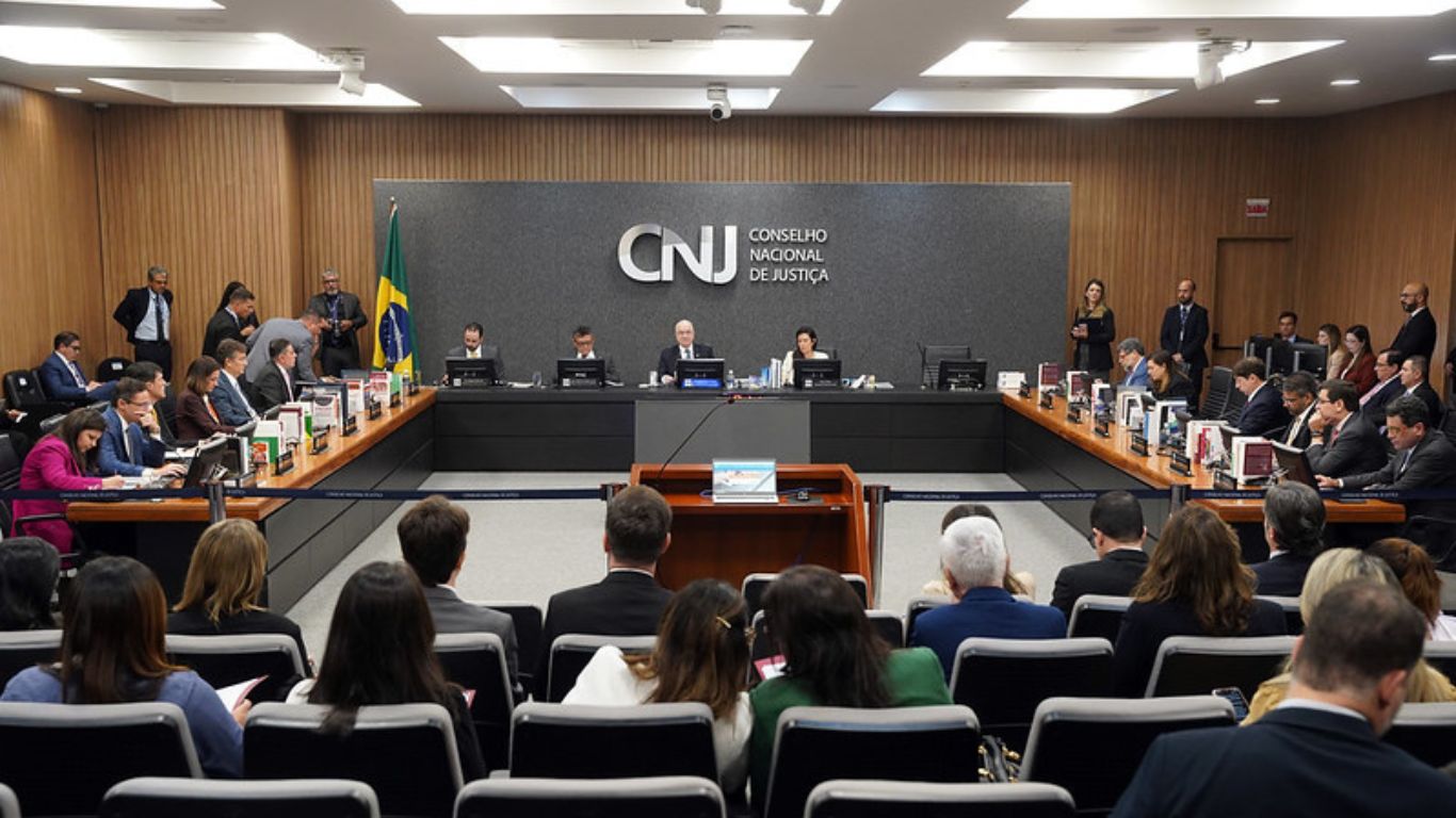 Desembargador do Paraná vai a julgamento por assédio contra servidoras