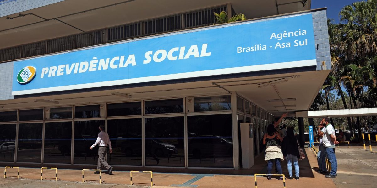 AGU aciona Justiça para bloquear R$ 3,9 bi de entidades suspeitas de fraudes em descontos do INSS