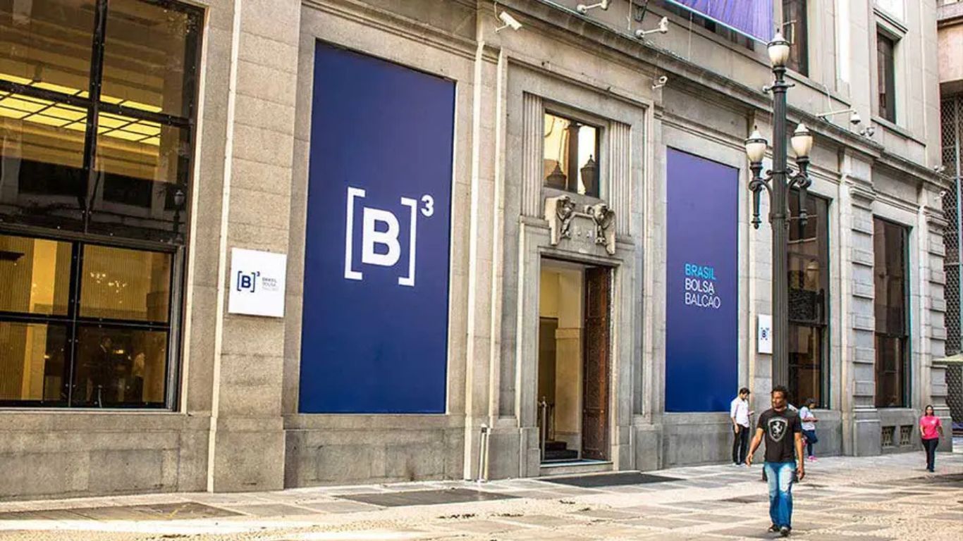 Ibovespa renova recorde e fecha acima de 154 mil pontos; dólar recua ao menor nível em um mês
