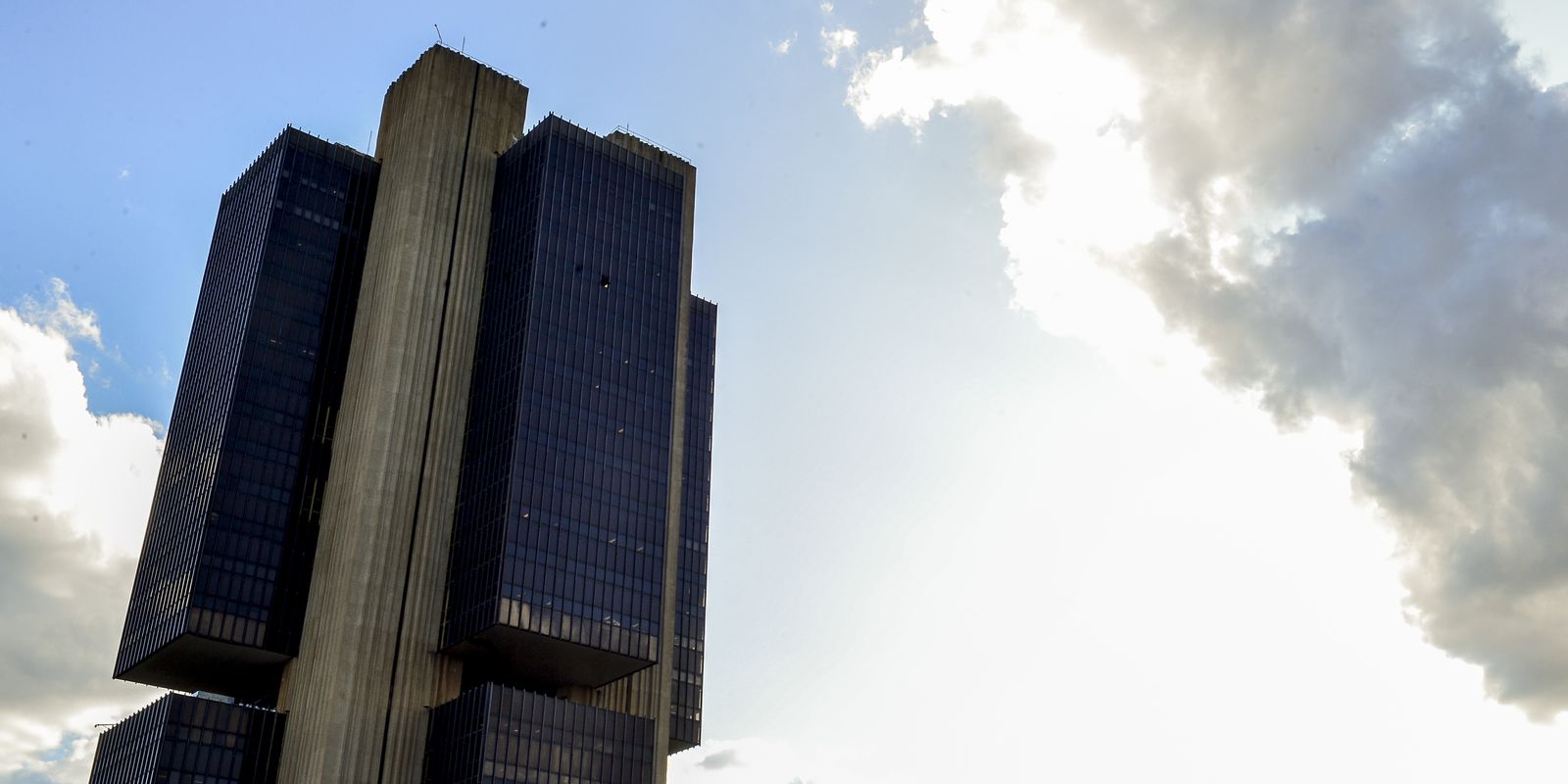 Copom deve manter juros em 15% e aposta em estabilidade até 2026