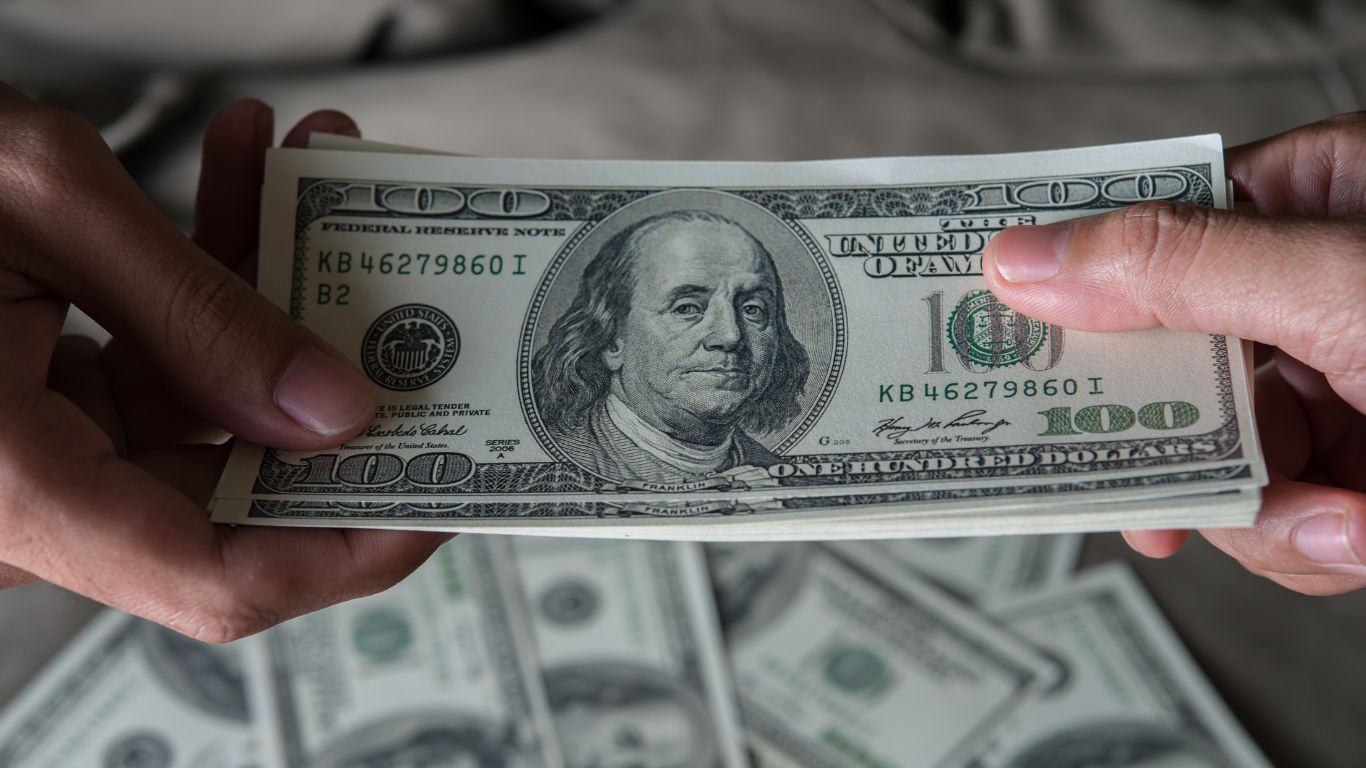 Dólar cai abaixo de R$ 5,25 e Bolsa sobe com trégua momentânea no Oriente Médio