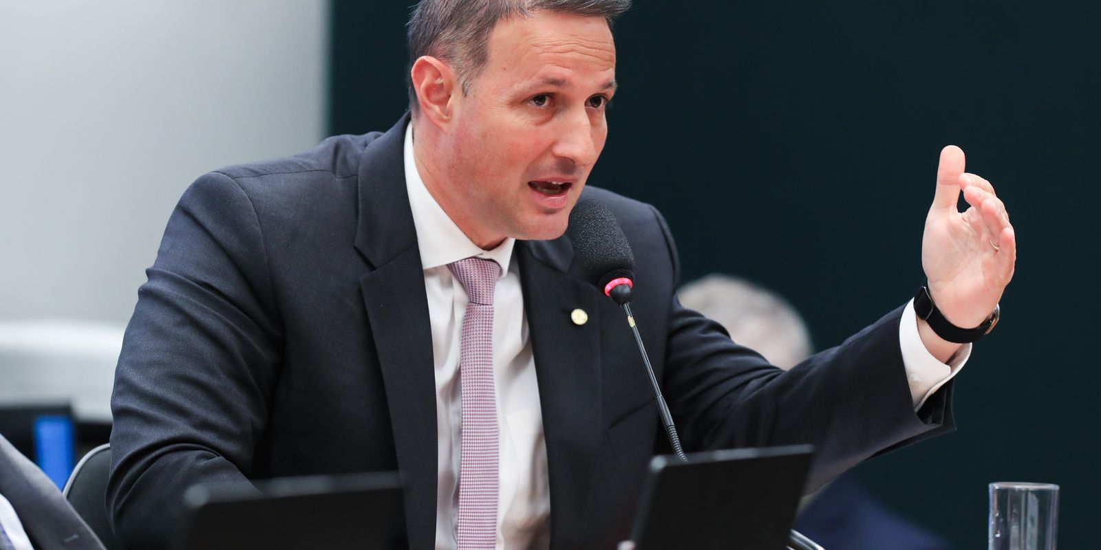 Derrite nega equiparação de facções ao terrorismo e Câmara quer votar “marco legal” nesta quarta