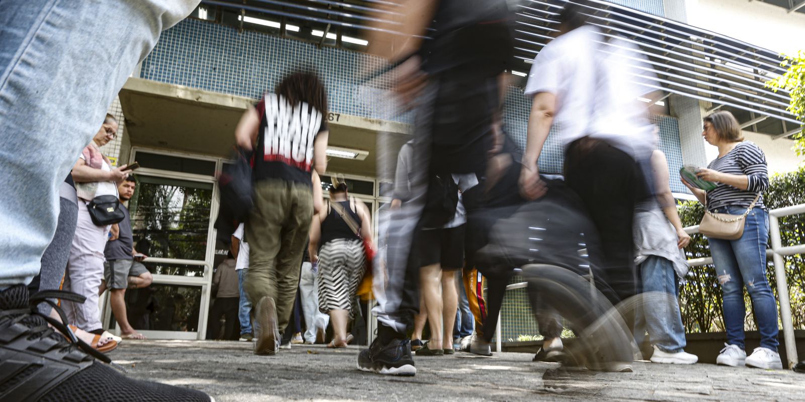 Enem 2025 reúne 4,8 milhões de candidatos no primeiro dia de provas