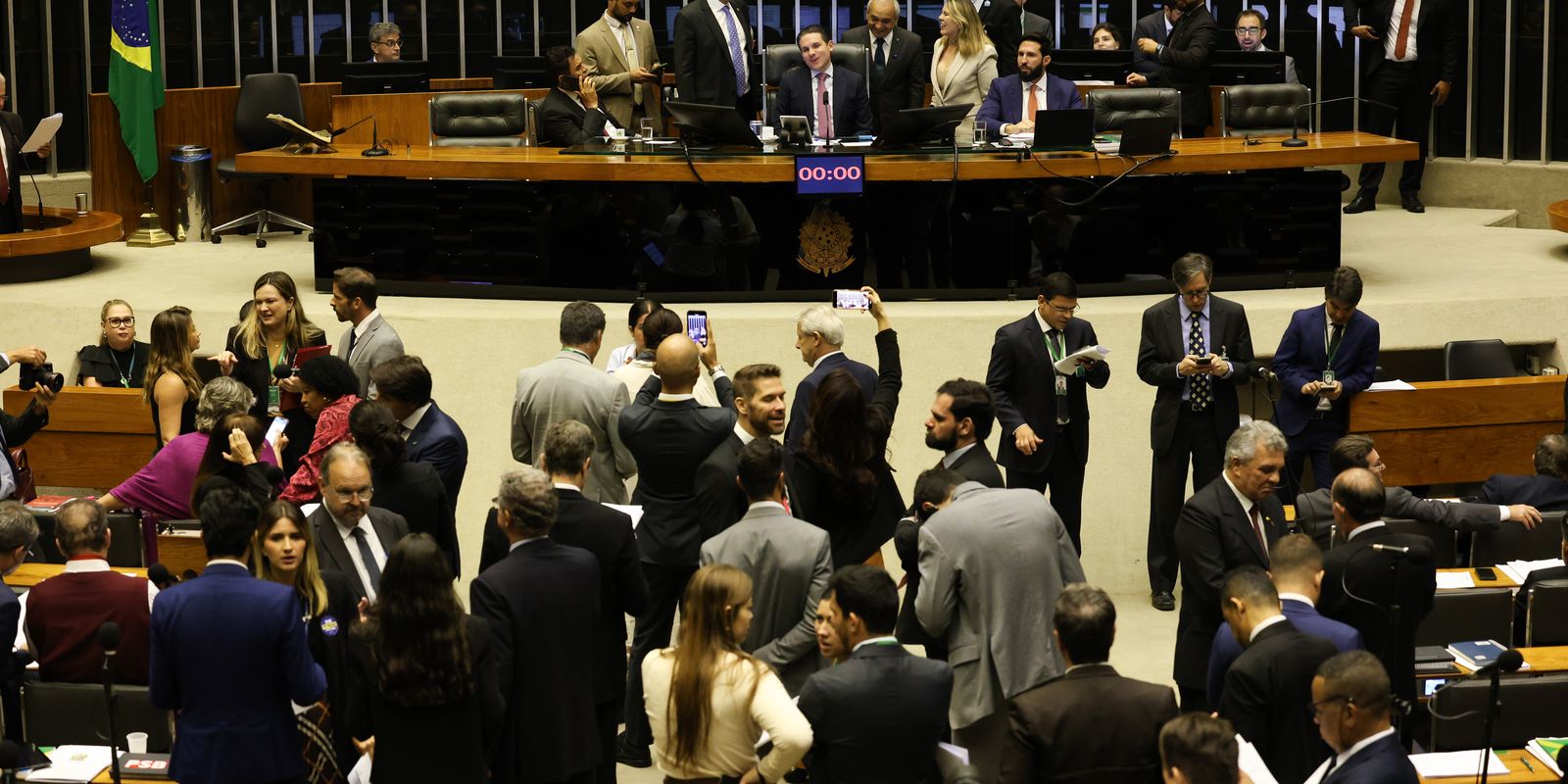 Câmara adia votação do PL Antifacção para o dia 18, após impasse entre governo e relator