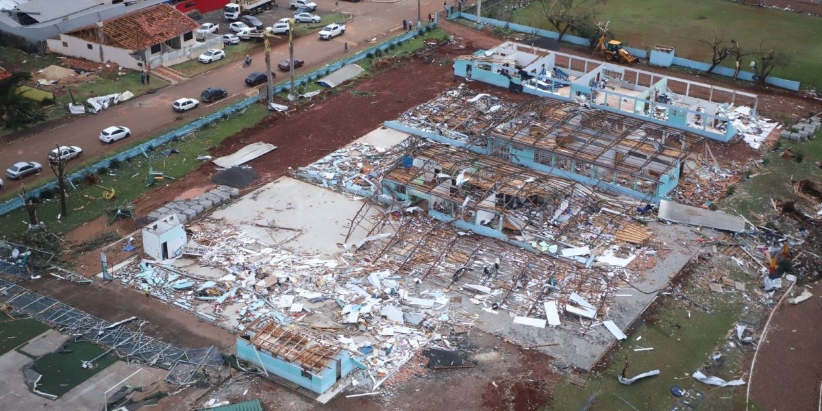 Tornado deixa seis mortos e mais de 750 feridos no Paraná