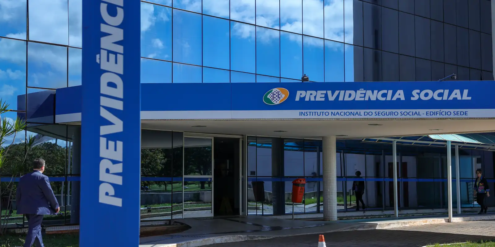 AGU cobra R$ 135 milhões de entidades por fraudes em descontos do INSS