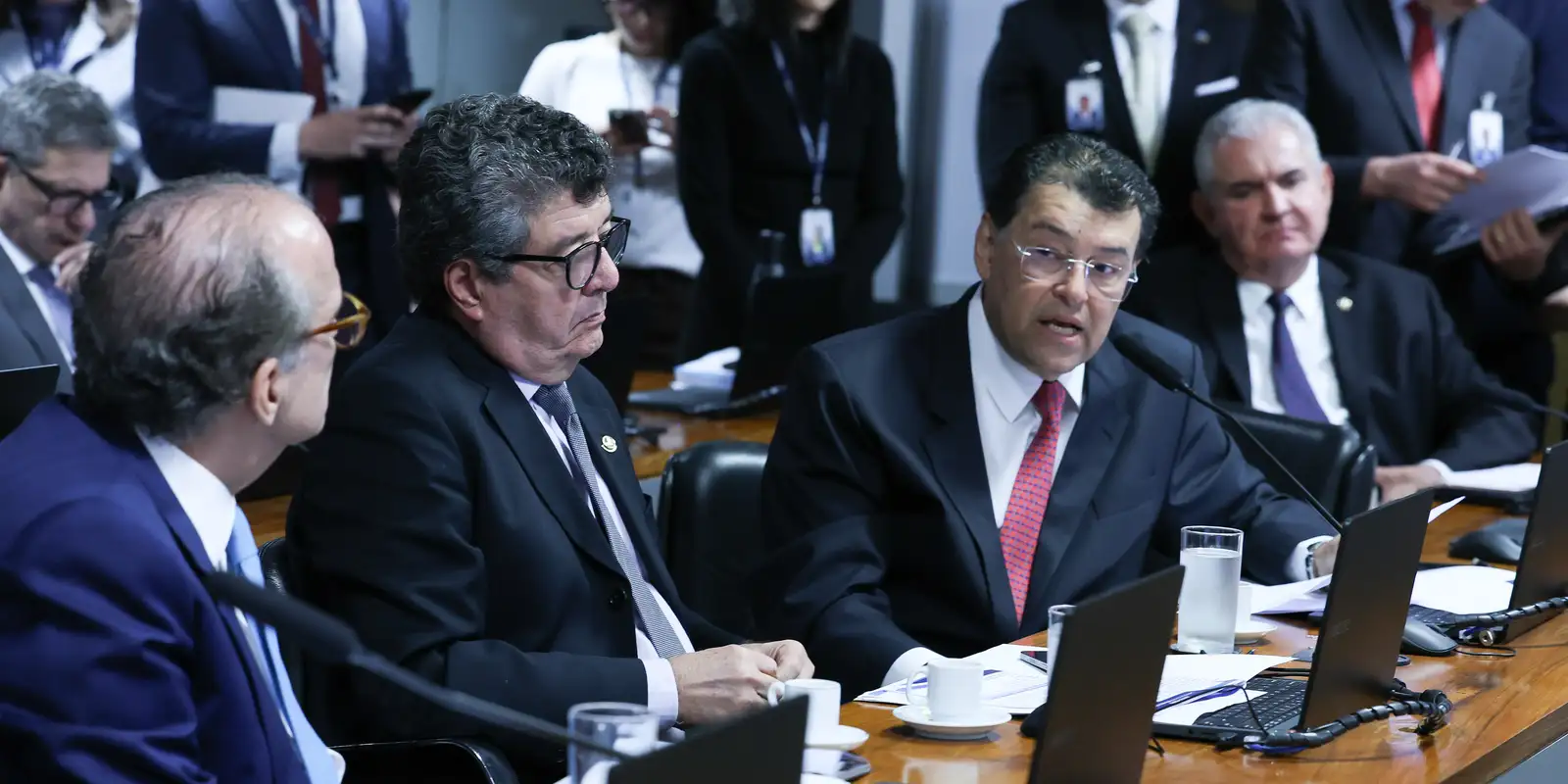 Senado aprova aumento de tributos para fintechs e bets e cria programa de regularização