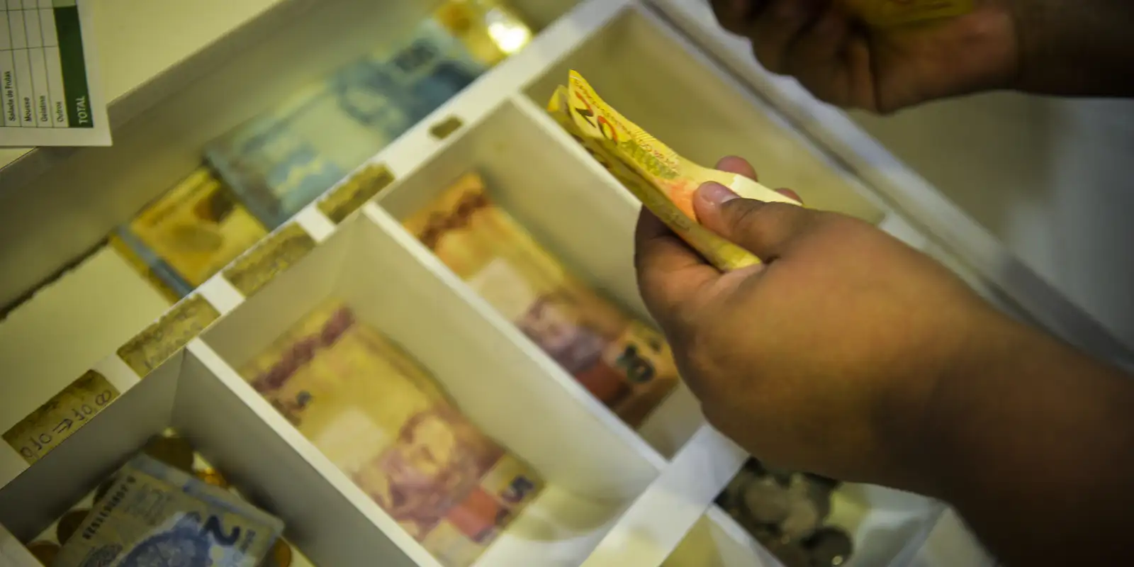 Caixa começa a liberar FGTS retido do saque-aniversário nesta segunda