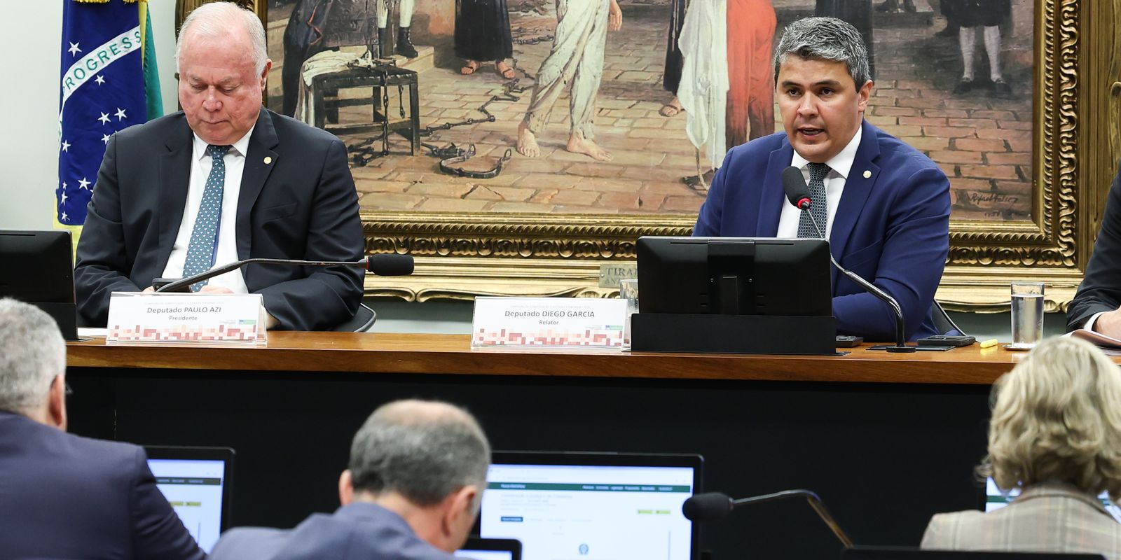 Vista coletiva adia análise do parecer que nega cassação de Carla Zambelli na CCJ