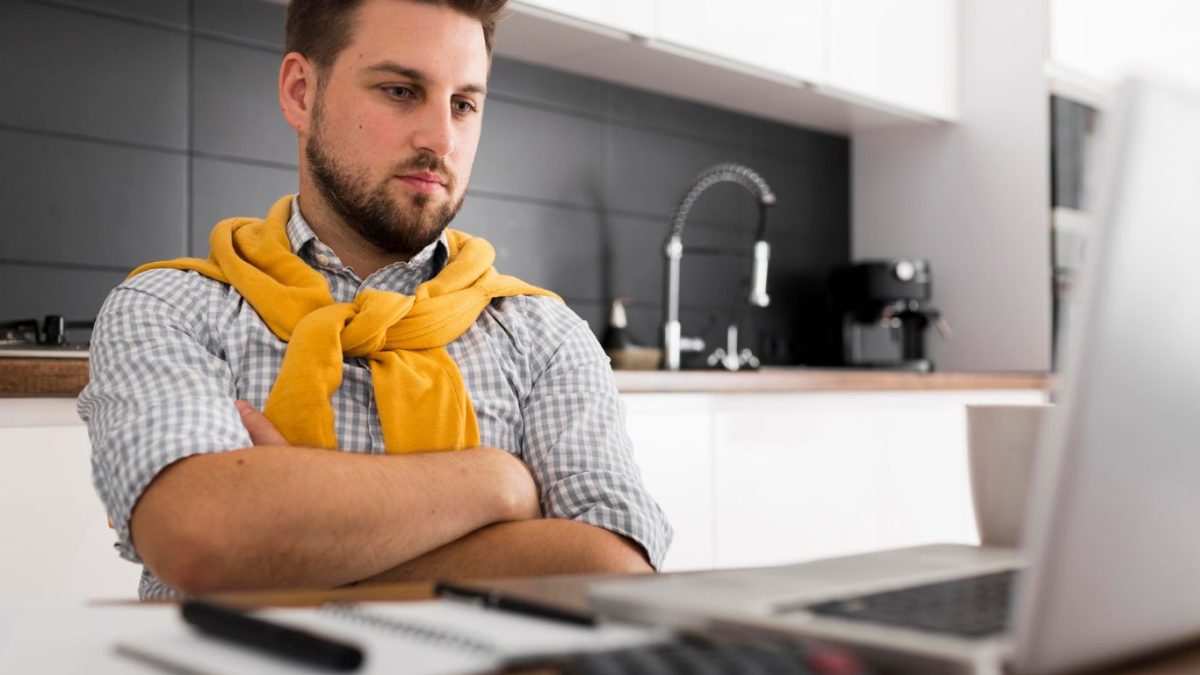 Por que as empresas brasileiras estão revendo o home office e o que diz a CLT