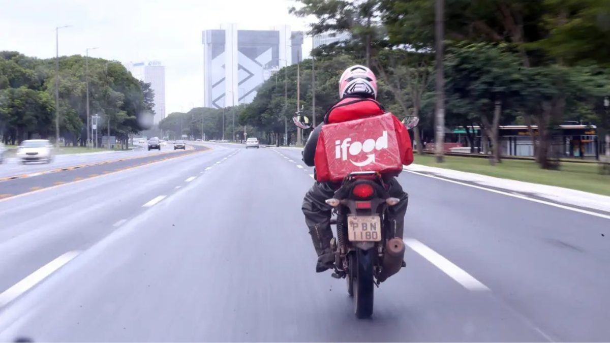 Justiça condena iFood por exclusão irregular de motoboy e determina reintegração