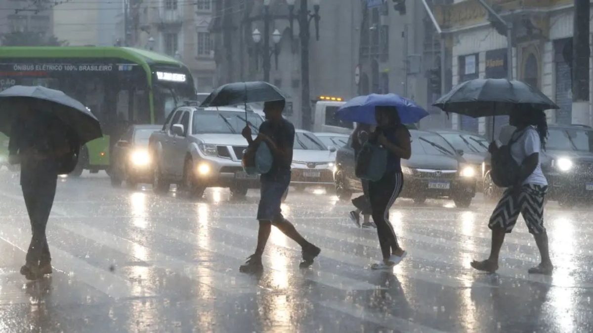 Tempestades e direitos do consumidor: o que fazer em apagões e voos cancelados