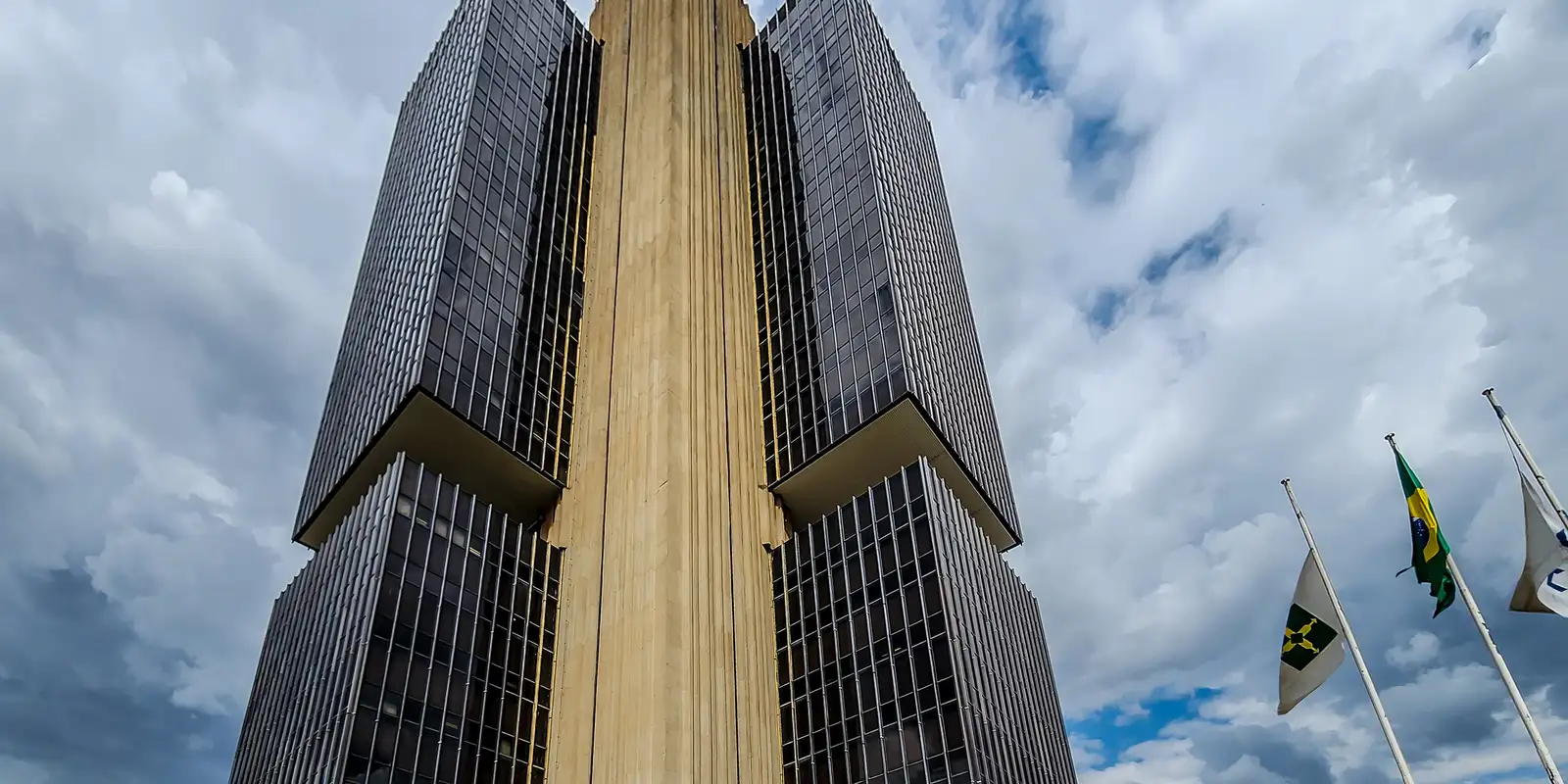 Copom mantém Selic em 15% e sinaliza início de cortes em março
