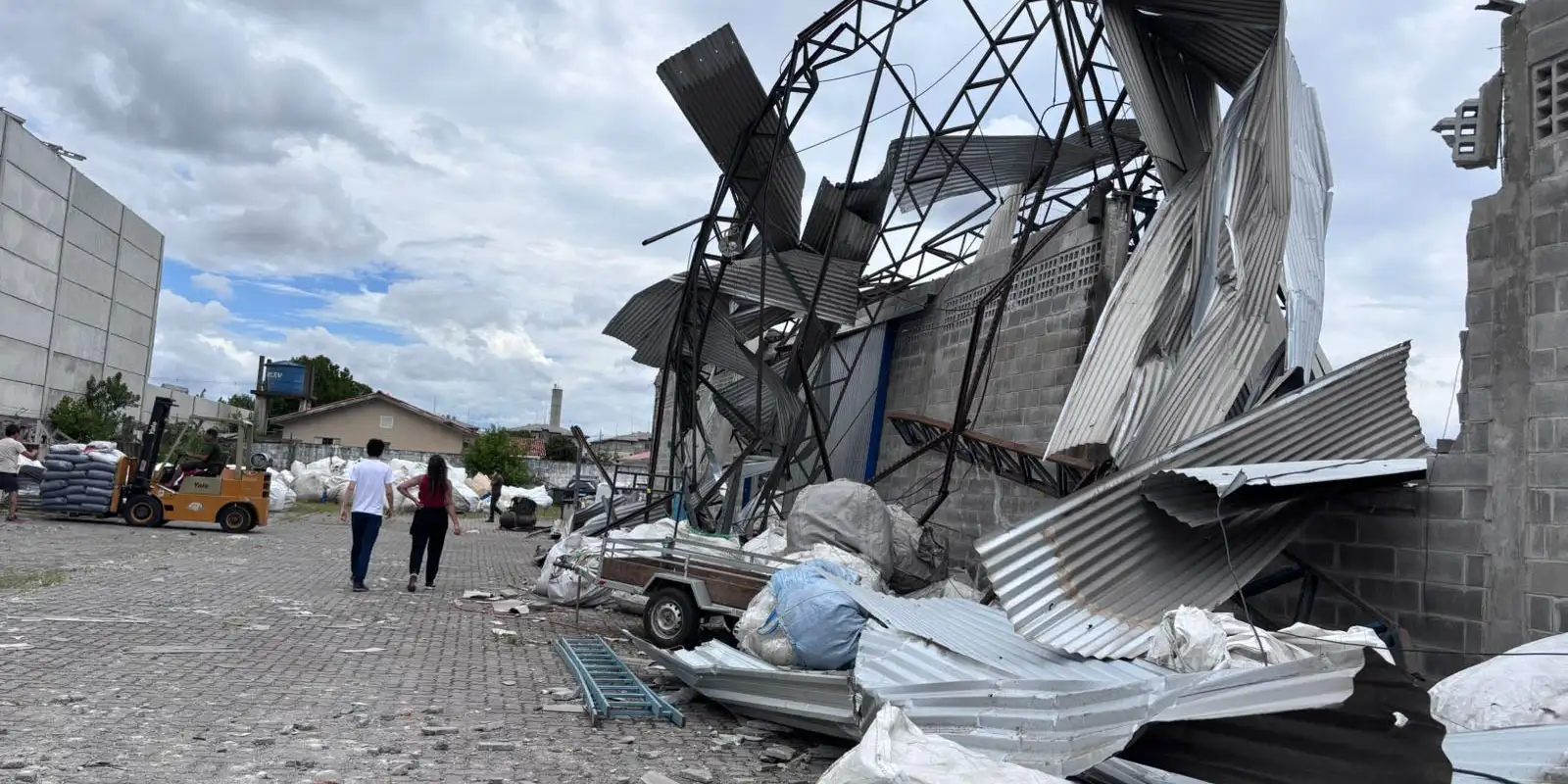 Tornado de categoria F2 atinge São José dos Pinhais e deixa 1,2 mil pessoas impactadas