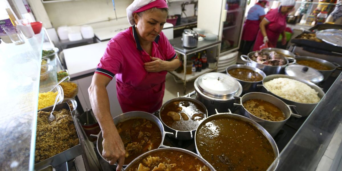 Trabalhadores acima de 50 anos ganham espaço no comércio e nos serviços