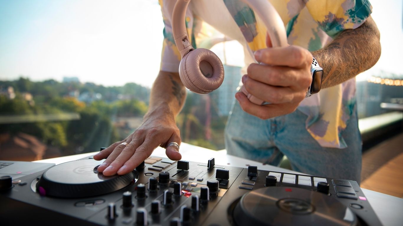 Justiça reduz indenização, mas mantém condenação de DJ por falhas em casamento