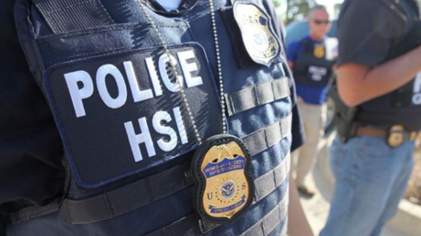Conheça o ICE: polícia migratória de Trump vira foco de protestos após morte de americana