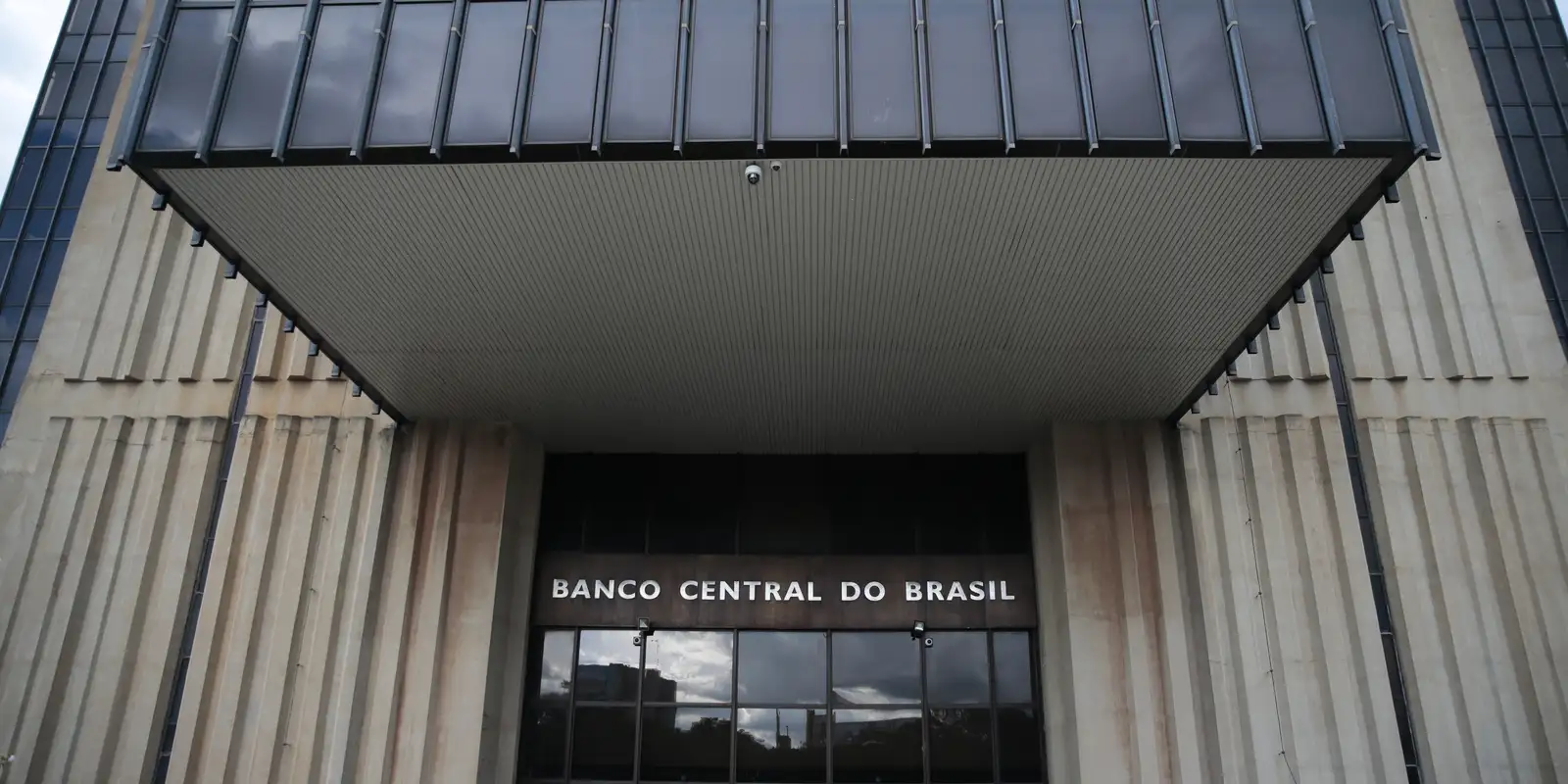 Copom vê incerteza com guerra e freia plano de novos cortes na taxa Selic