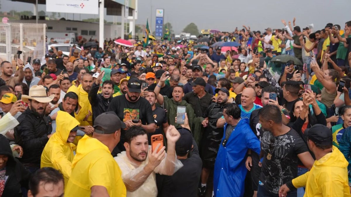 Do grito ao raio: quando a política vira espetáculo de choque e engajamento