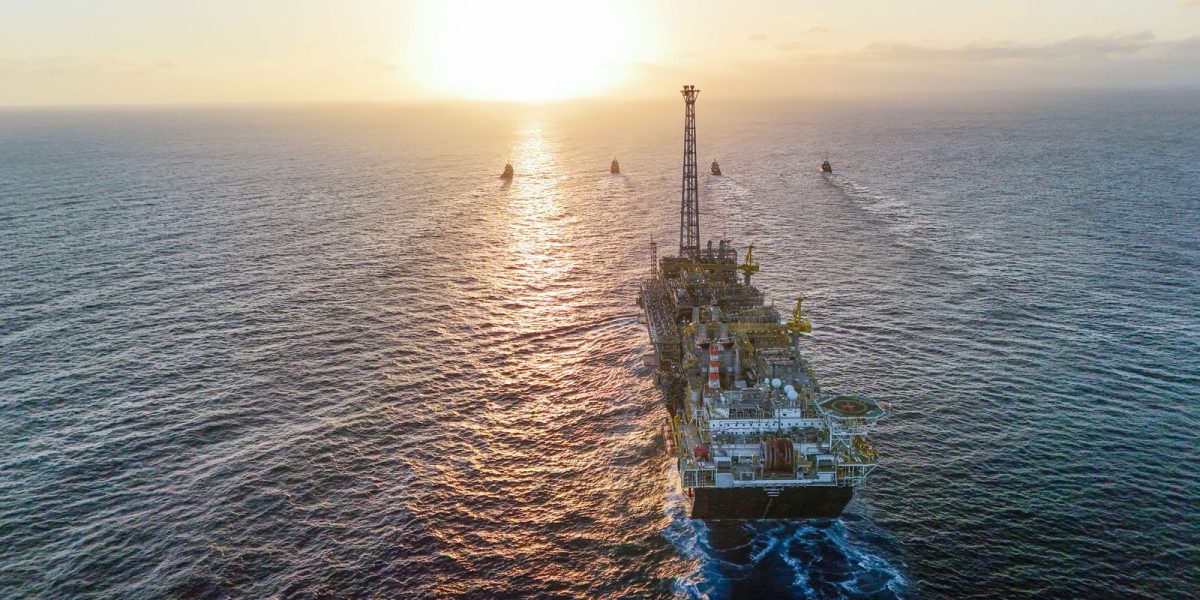 Produção da Petrobras chega a 2,40 milhões de barris por dia, bate recorde e supera metas em 2025
