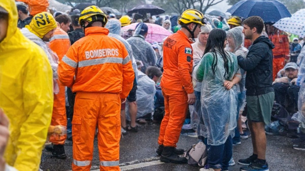 Raio atinge manifestantes em ato por anistia na Praça do Cruzeiro em Brasília