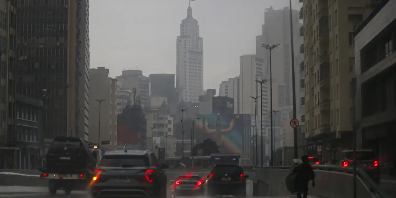 Janeiro começa com temporais e risco de alagamentos em São Paulo