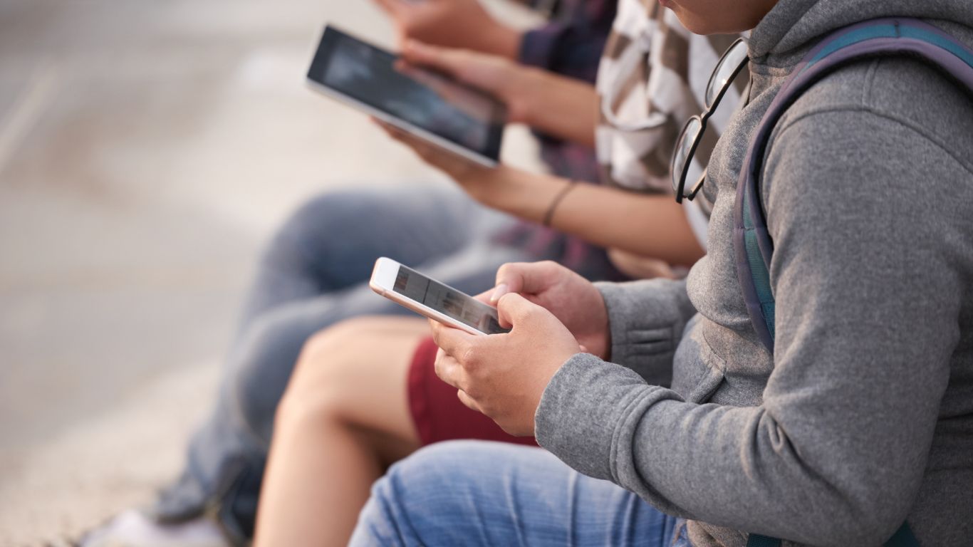 Reino Unido discute proibir redes sociais para crianças e adolescentes