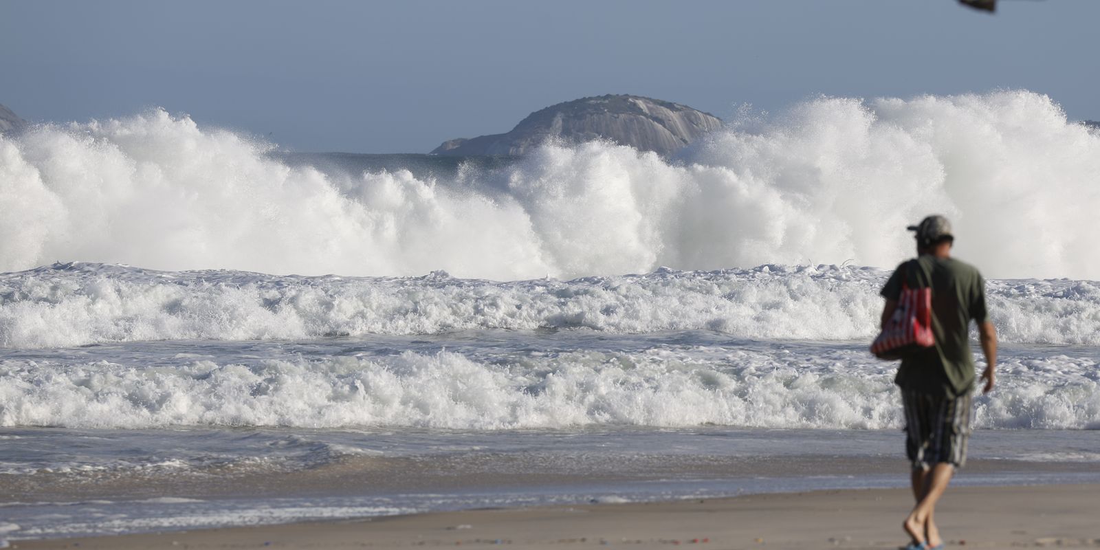 Ressaca mantém mar perigoso no Rio e bombeiros intensificam alertas neste domingo
