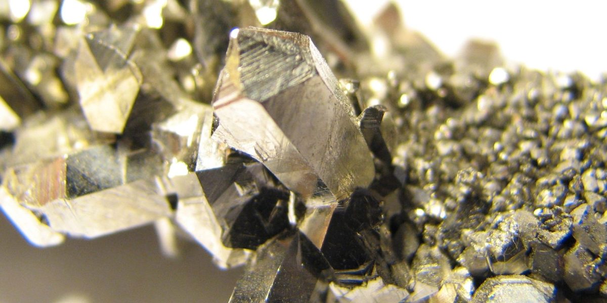 Bateria de nióbio da USP chega a 3 volts e entra em testes industriais