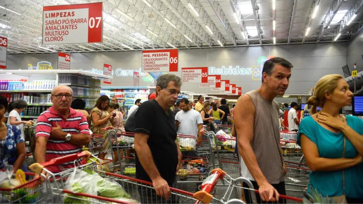 Juros para famílias sobem a 60% ao ano e rotativo segue acima de 400%
