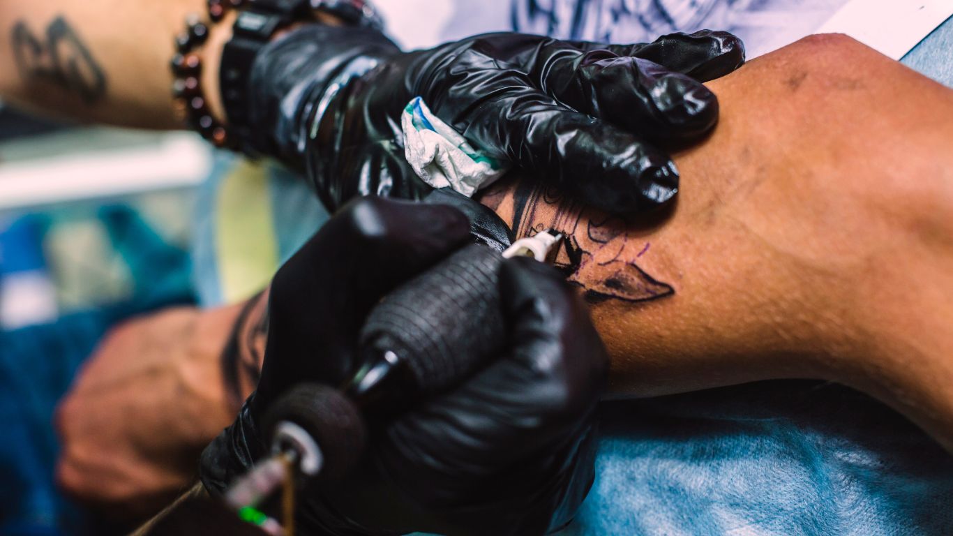 Justiça condena tatuador por serviço não finalizado