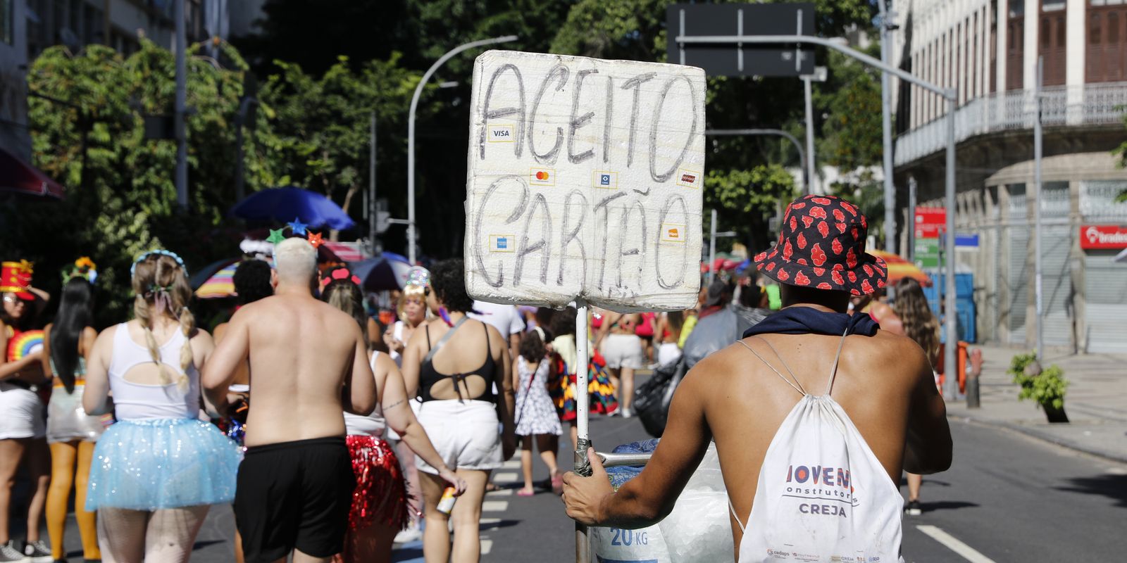Formalização de ambulantes cresce 45% e categoria foca no faturamento do Carnaval