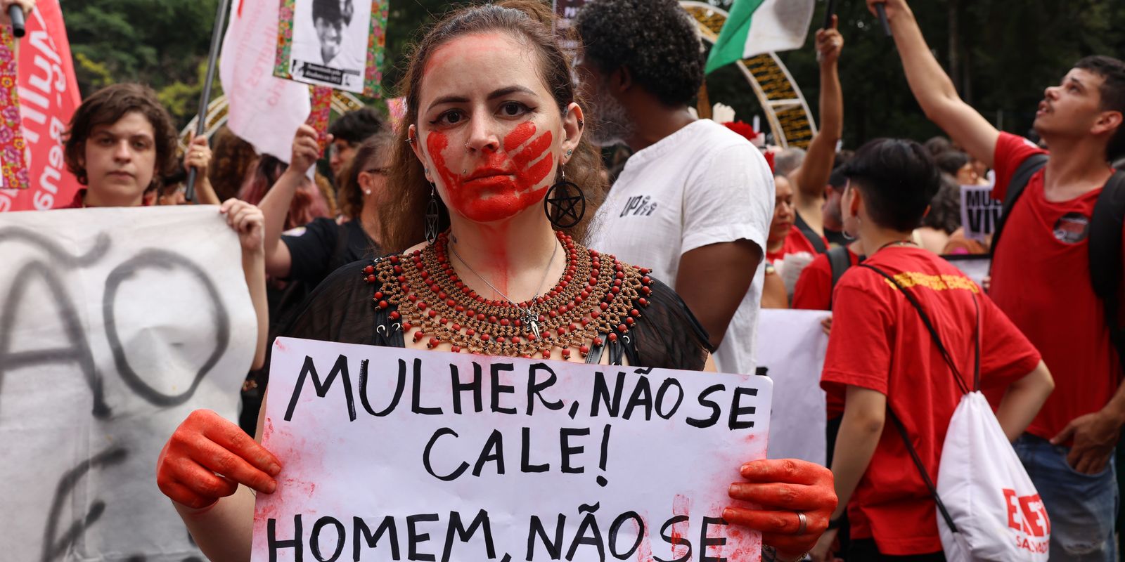 Brasil atinge recorde de 1.518 feminicídios em dez anos de lei específica