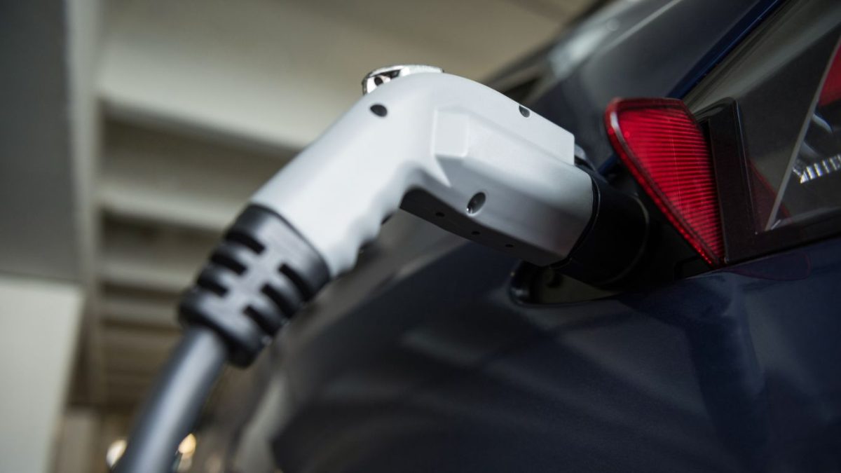 São Paulo sanciona lei que garante carregador de carro elétrico em condomínios