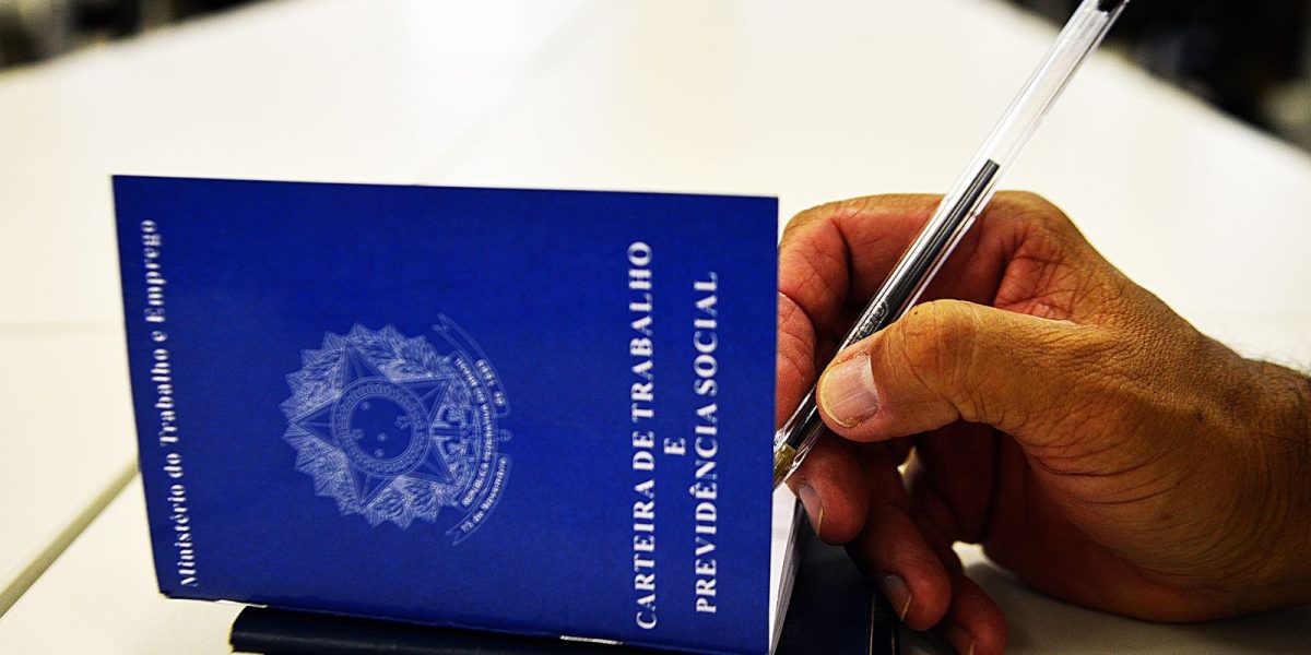Desemprego cai para 5,6% e bate recorde histórico em 19 estados e no DF