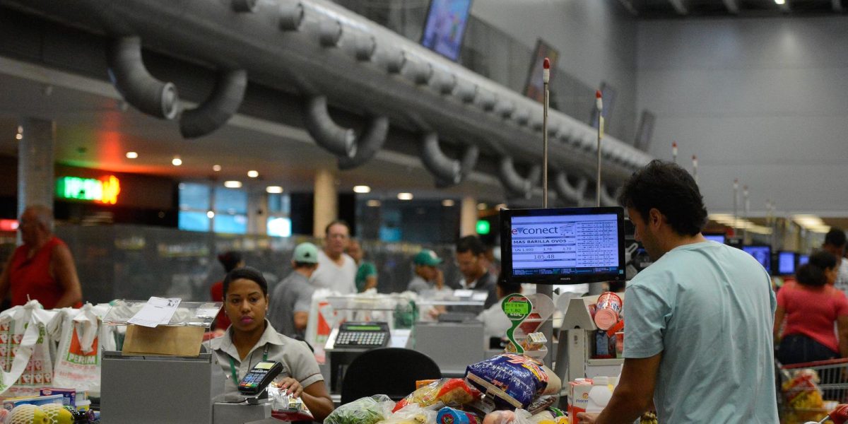 Governo adia regra de trabalho em feriados e cria comissão de negociação