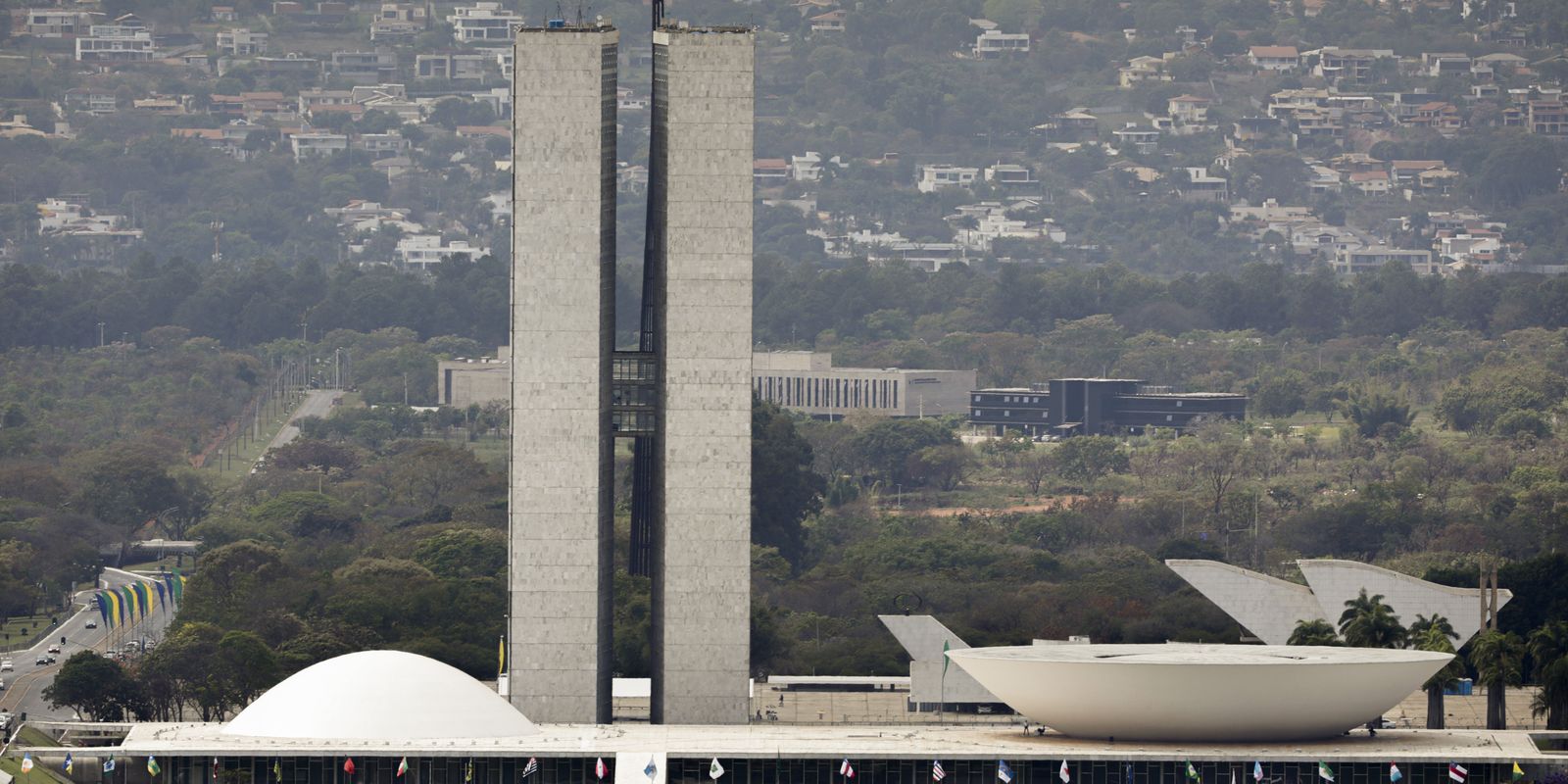 Governo barra supersalários mas garante reajuste para servidores do Legislativo