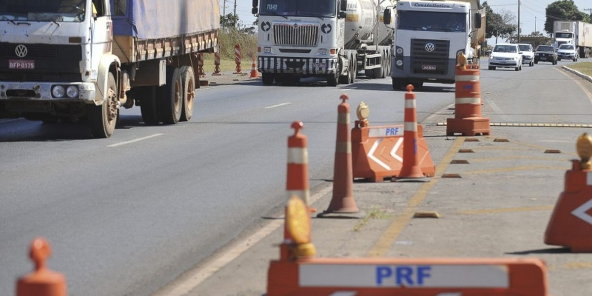 Caminhões estão envolvidos em 44% das mortes em rodovias federais, diz PRF