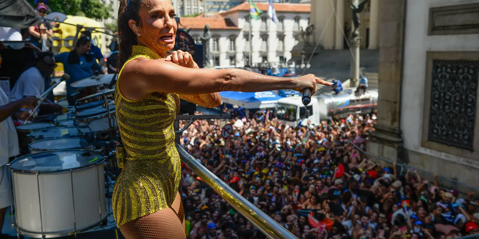 Ivete Sangalo e Calvin Harris lideram blocos de rua no pré-carnaval de São Paulo