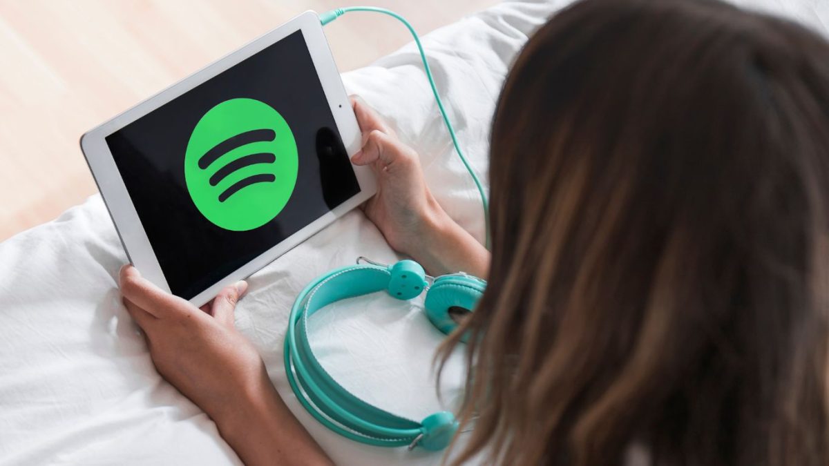 Spotify fecha 2025 com alta de assinantes e queda na receita de anúncios