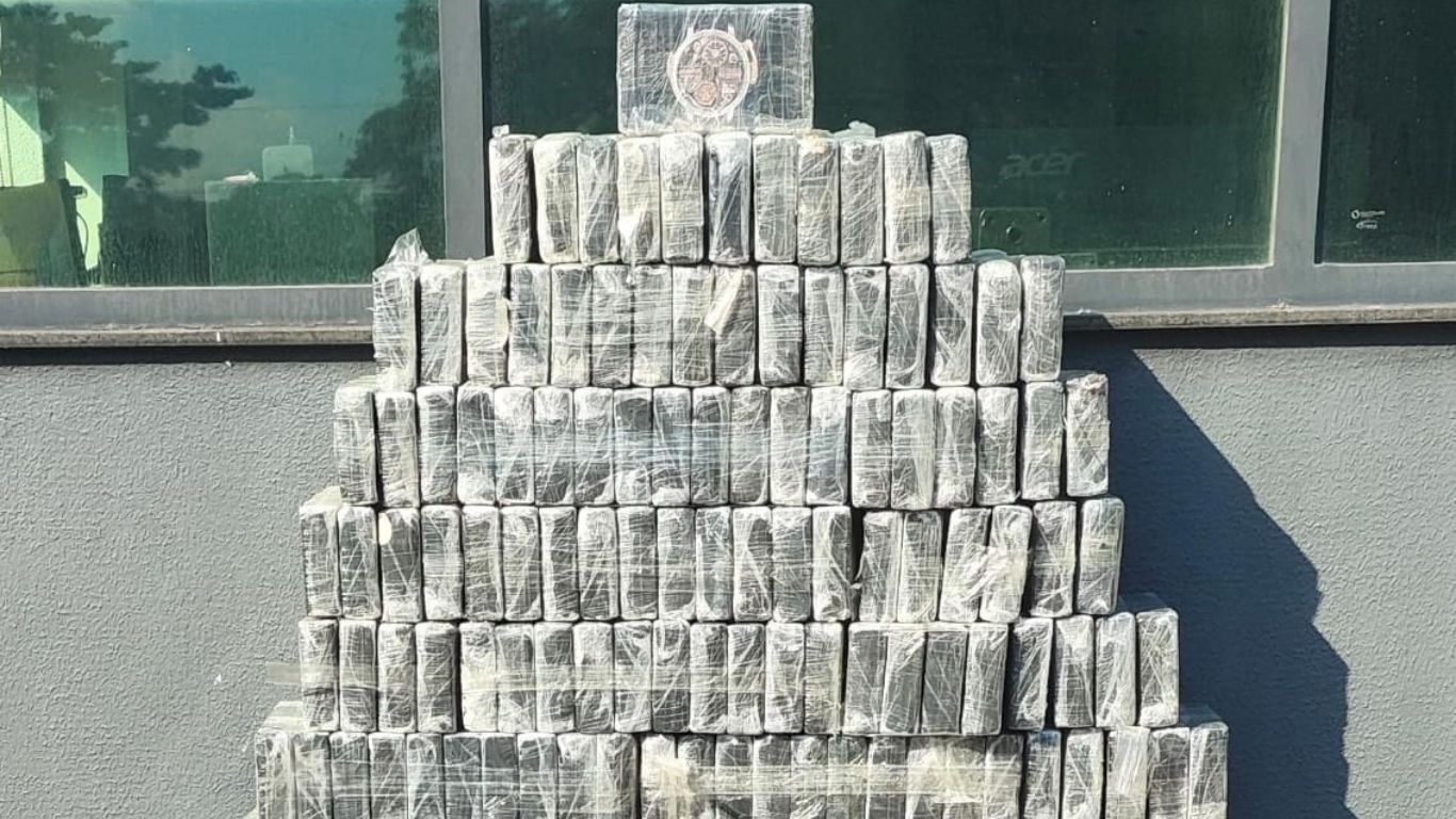 PM Rodoviária apreende 300 kg de cocaína em caminhonete na Washington Luís